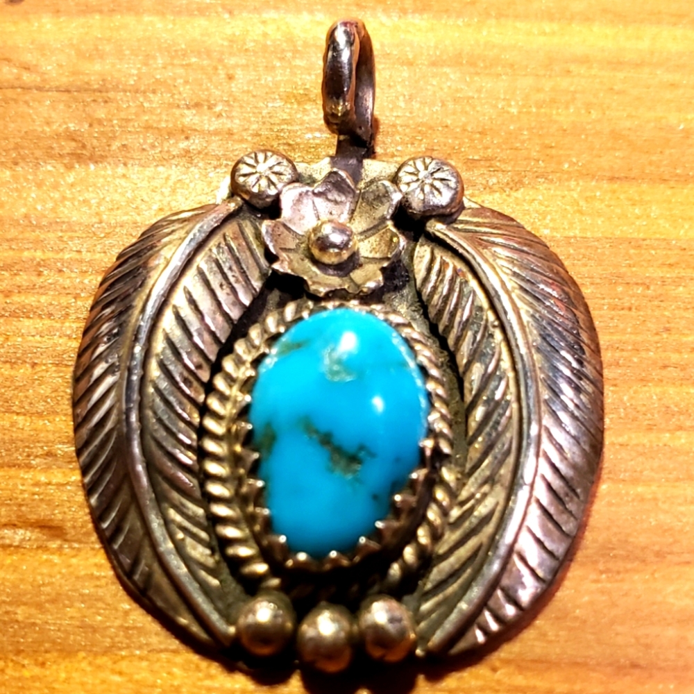 Sterling Silver with turquoise inlay. 80s vintage.